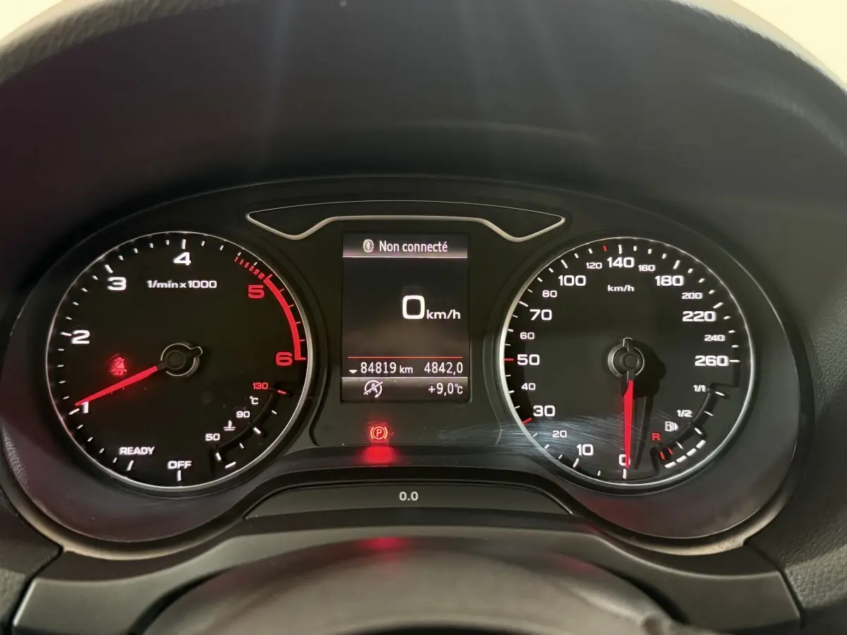 Vue rapprochée du tableau de bord de l'Audi A3 2.0 TDI 2018, affichage digital au centre, compte-tours et vitesse visibles.