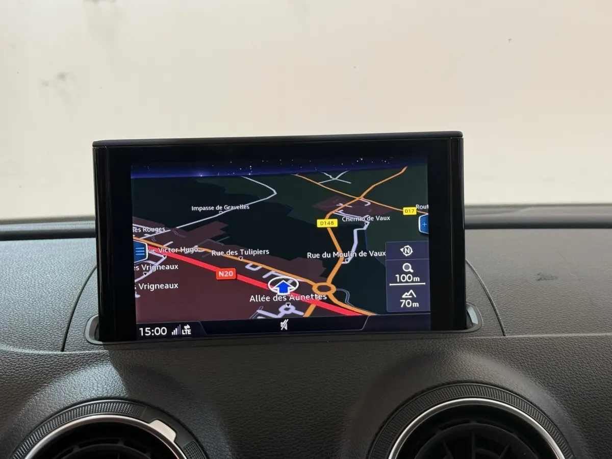 Écran de navigation 7 pouces affichant une carte, intégré au tableau de bord d'une Audi A3 bleu 2018.