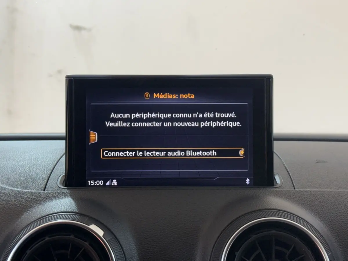 Écran multimédia central affichant la connexion Bluetooth dans l'habitacle d'une Audi A3 2.0 TDI bleu, vue de face.