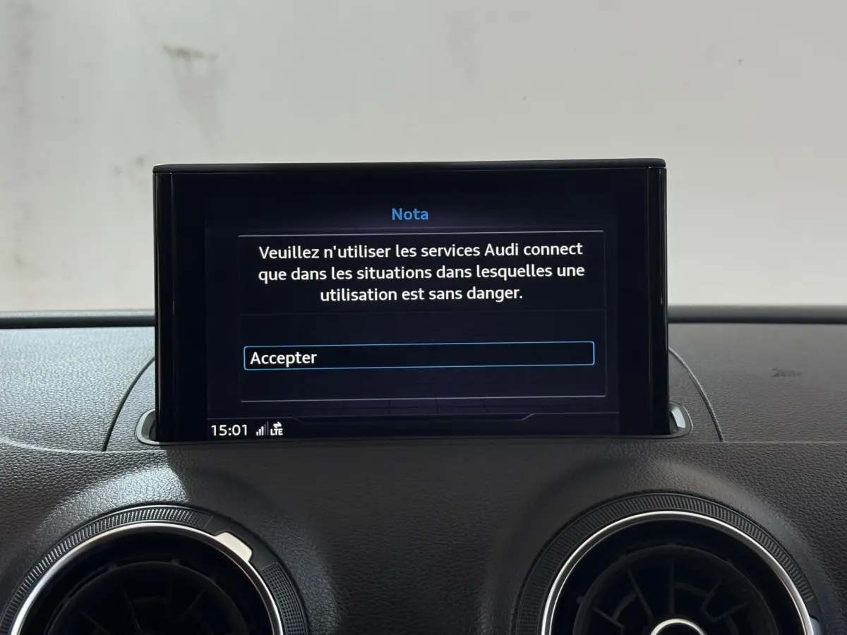 Écran central multifonctions affichant un message d'alerte dans l'habitacle d'une Audi A3 Business Line 2018.