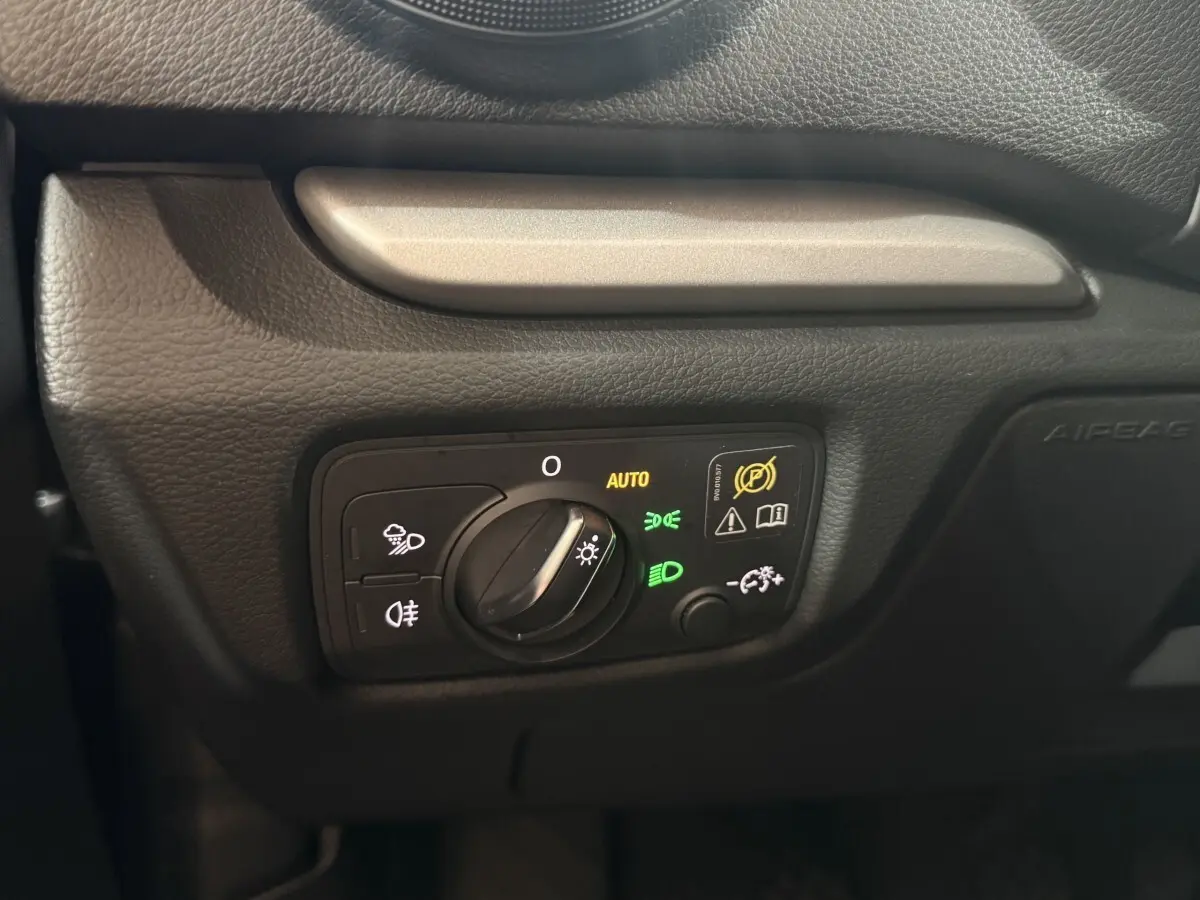 Gros plan sur le panneau de commande des phares et feux antibrouillard dans l'habitacle d'une Audi A3 bleu 2018.