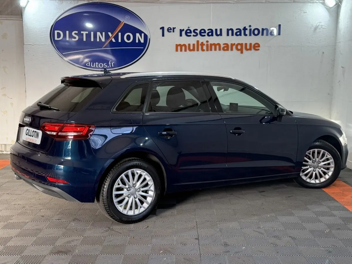Audi A3 2.0 TDI 150 Business Line bleu vue de profil côté droit, avec jantes alliage et feux arrière LED.