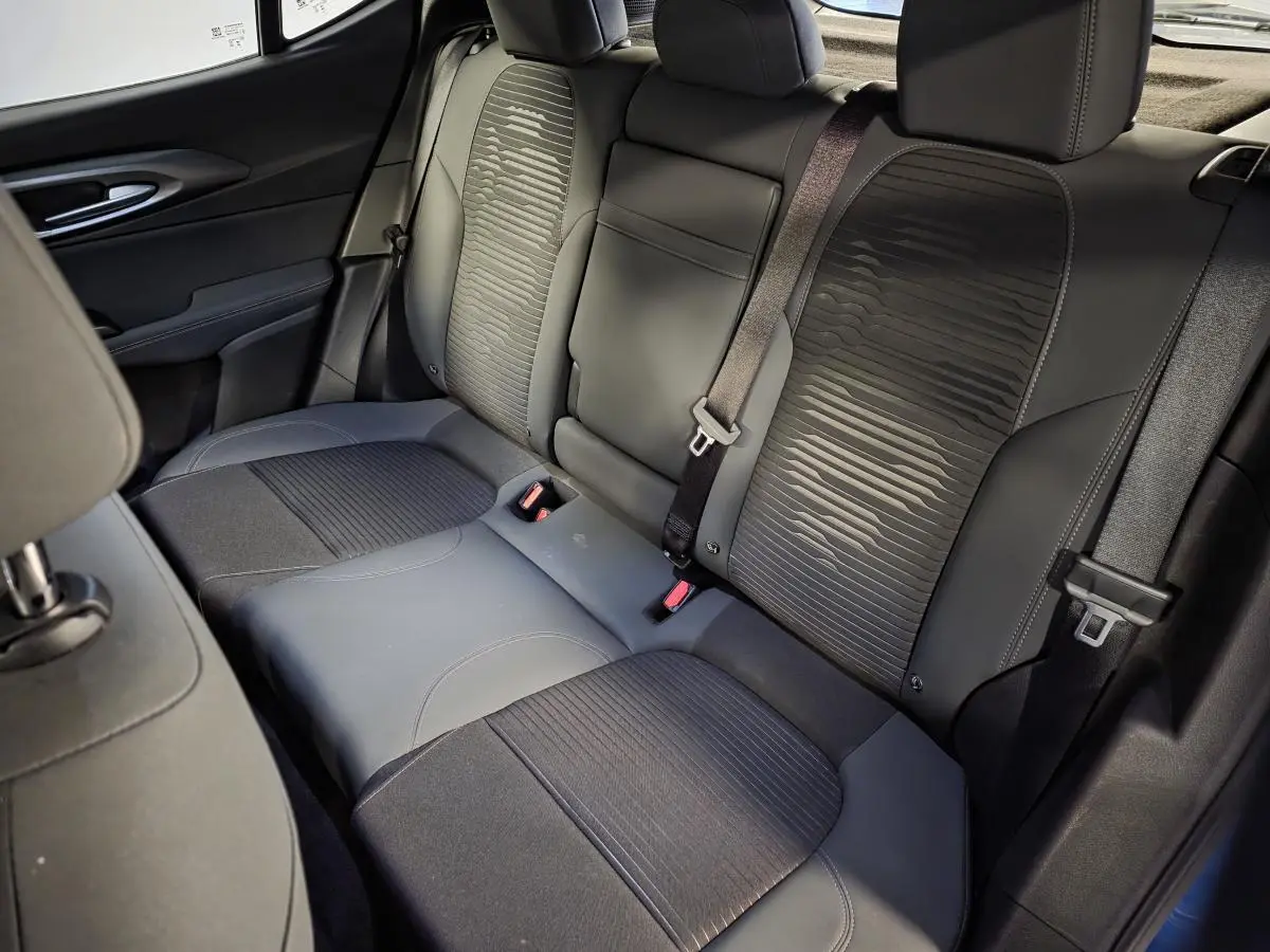 Vue intérieure arrière des sièges noirs en tissu premium de l'Alfa Romeo Tonale 2025 Sprint, avec surpiqûres beige.