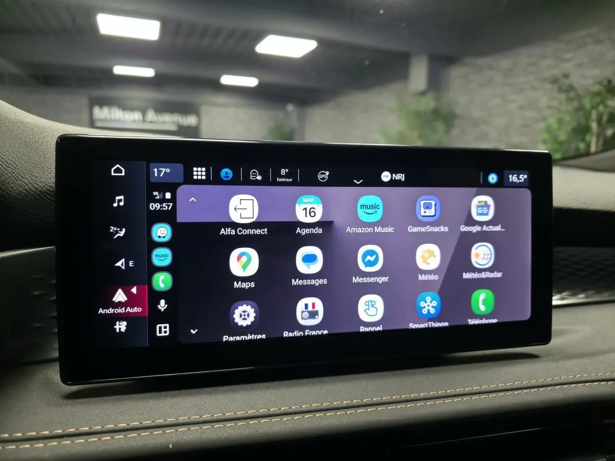 Écran tactile central de l'Alfa Romeo Tonale 2025 affichant l'interface Android Auto sur tableau de bord noir.
