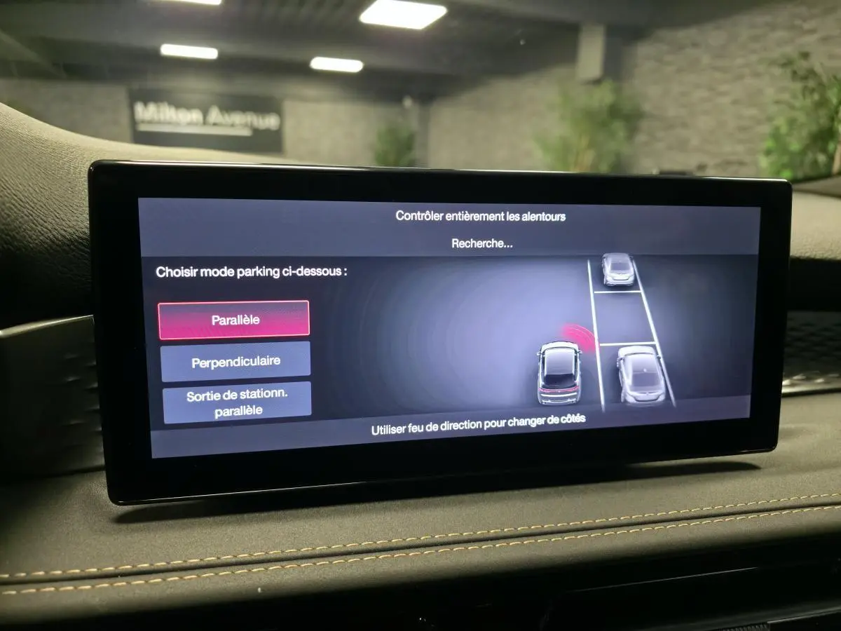 Écran tactile intérieur affichant l'aide au stationnement avec vue 3D du véhicule Alfa Romeo Tonale.