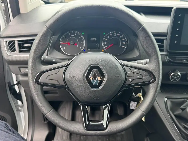Vue rapprochée du volant multifonction noir avec logo Renault, tableau de bord et écran tactile du Kangoo Van blanc 2024.