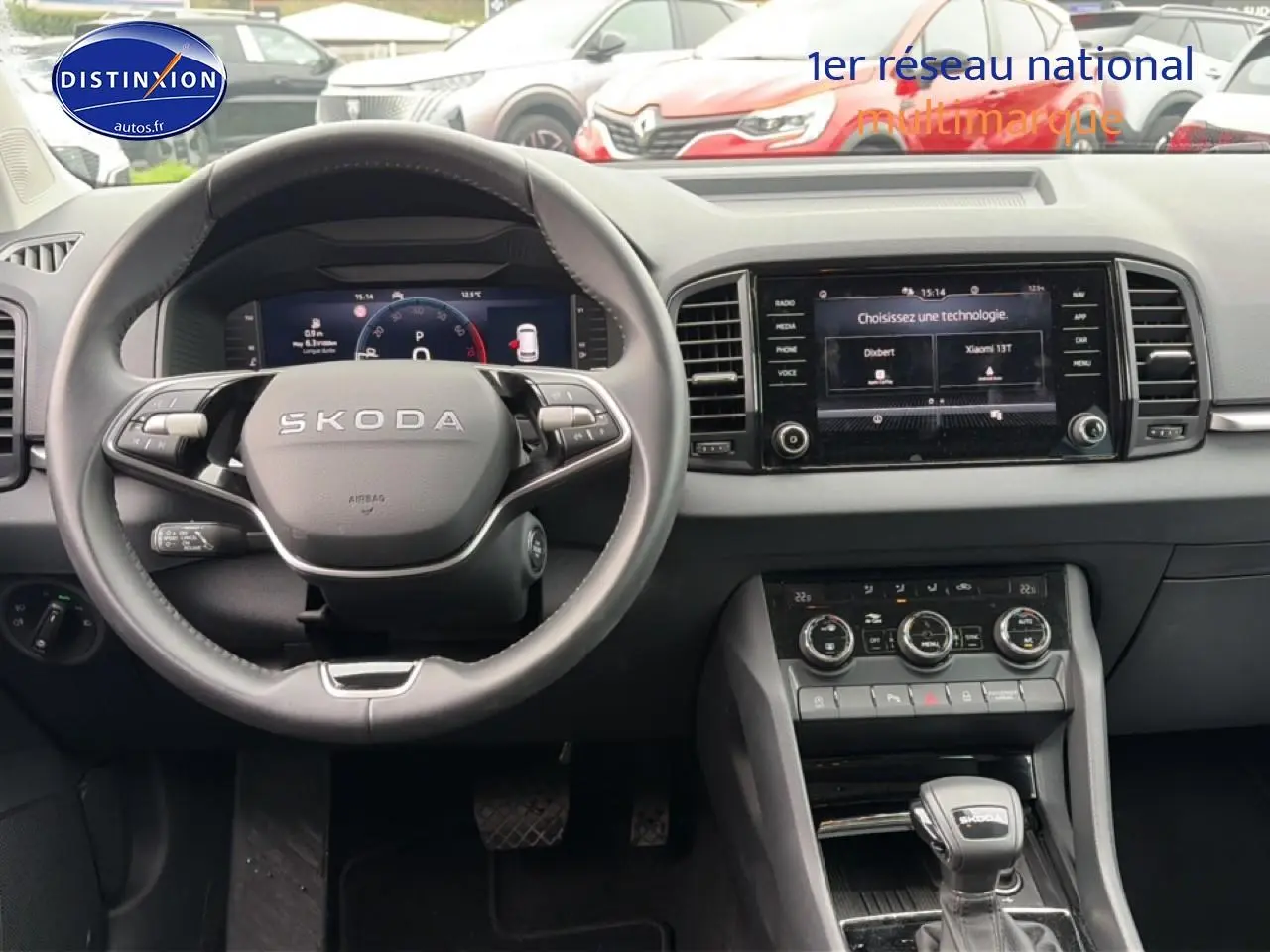 Vue intérieure du tableau de bord et volant cuir noir du Skoda Karoq 1.5 TSI 2025 avec écran tactile central.