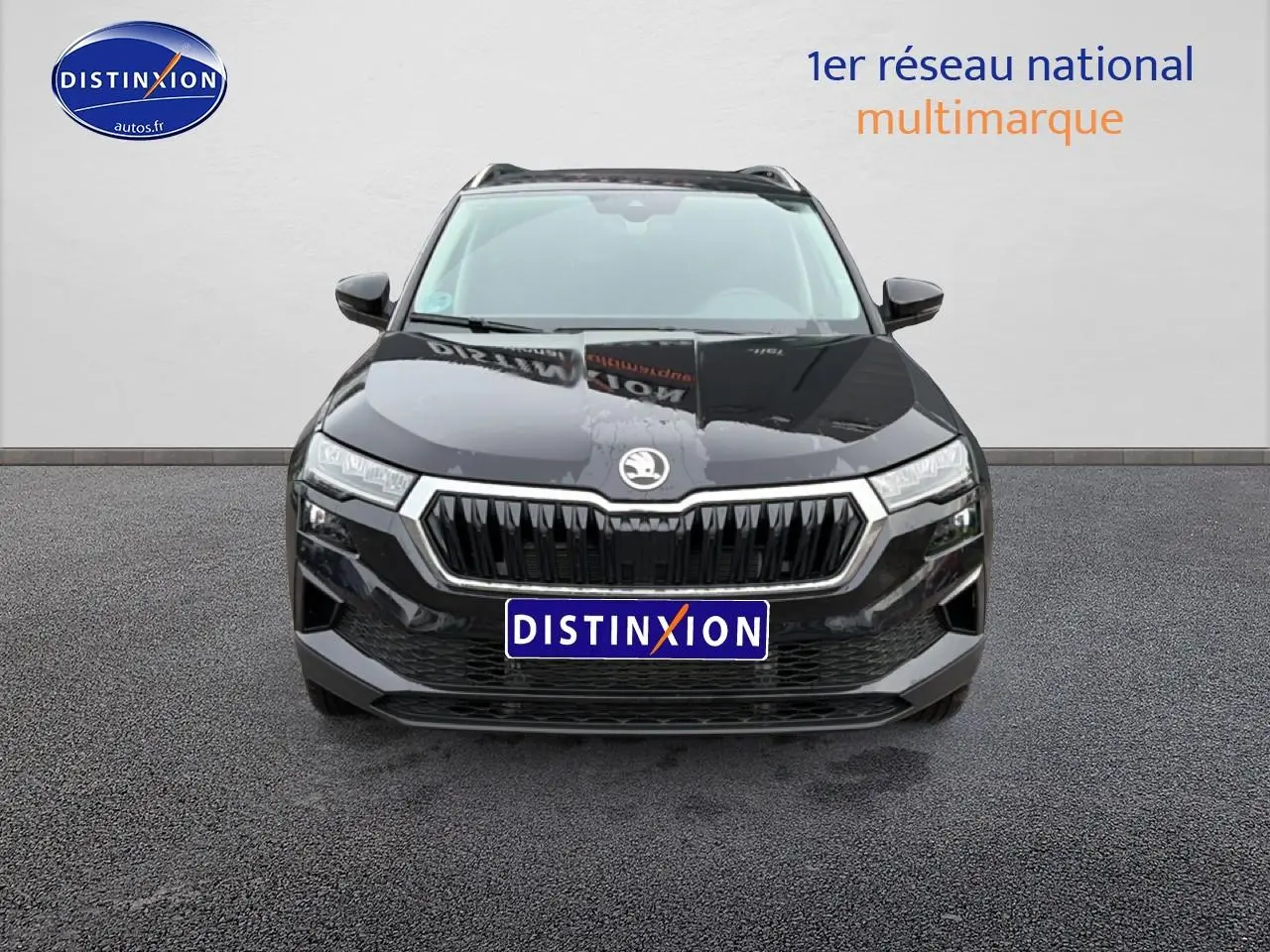 Vue de face d'un Skoda Karoq noir 2025 avec calandre chromée et phares LED distinctifs.