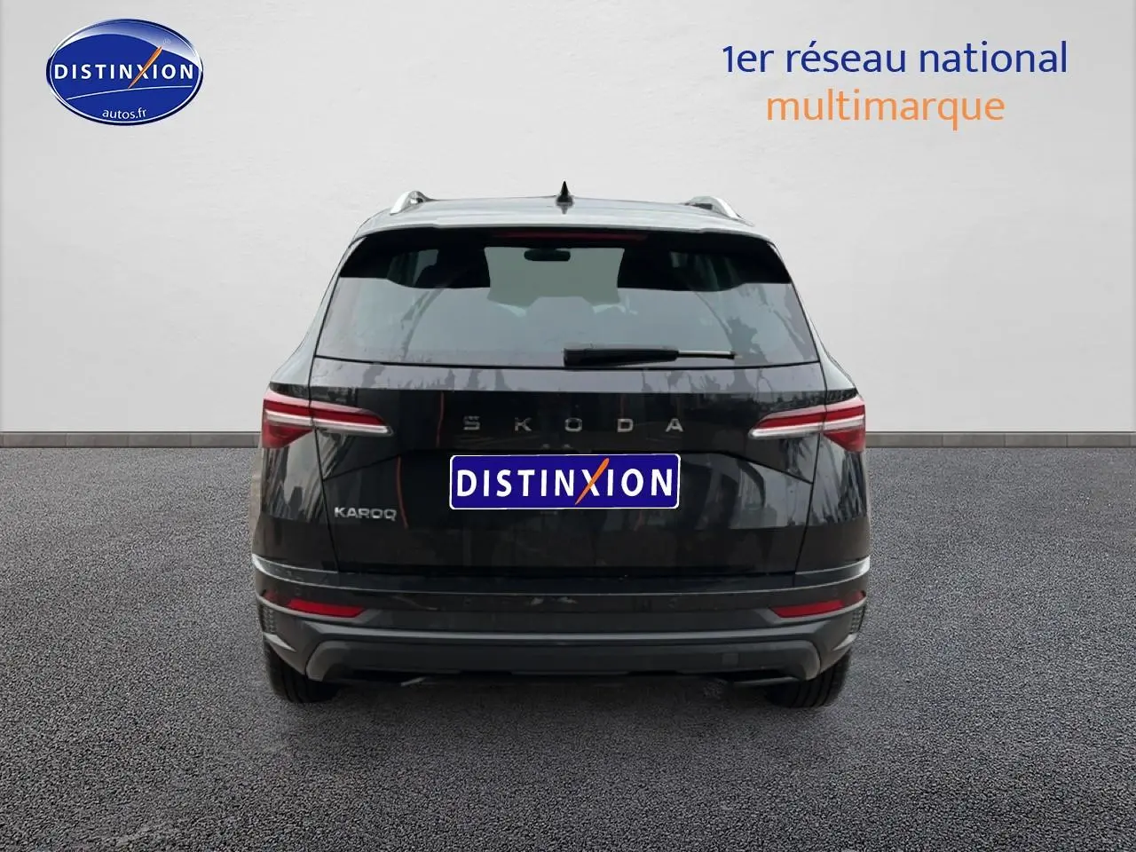 Vue arrière d'un Skoda Karoq noir 2025 avec feux LED et logo distinctif sur fond neutre.