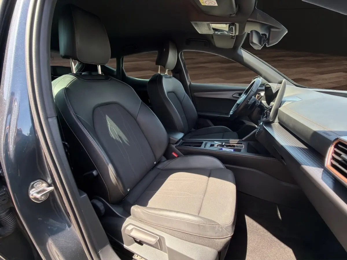 Vue intérieure côté conducteur de la CUPRA Formentor 2.0 TDI 2025, sièges cuir noirs et tableau de bord moderne.