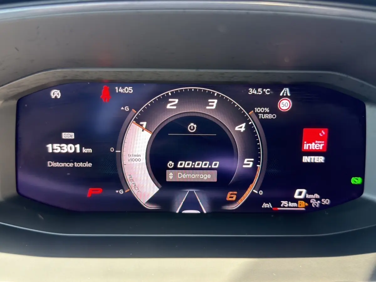 Combiné d'instruments numérique de la CUPRA Formentor 2.0 TDI, affichage multifonctions avec compte-tours central et informations variées.