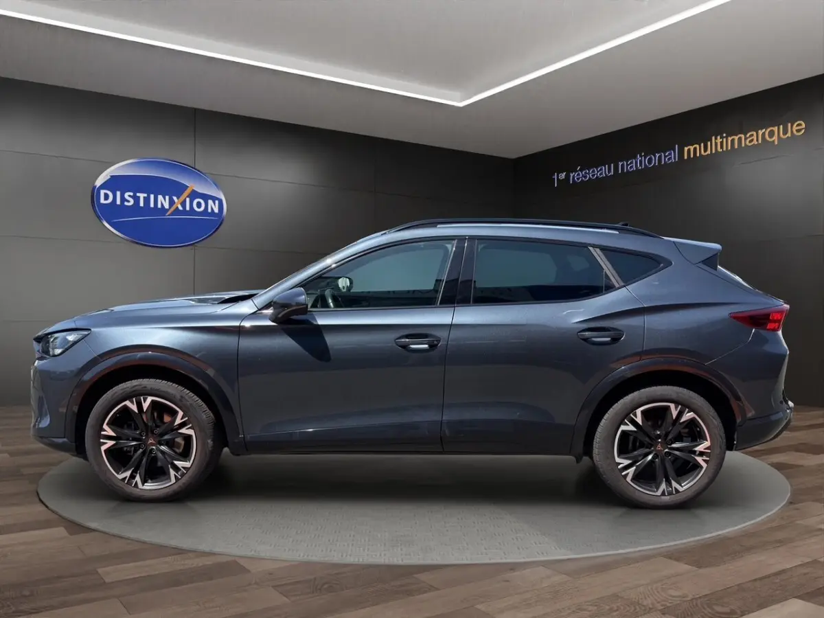 Profil droit d'un SUV CUPRA Formentor gris foncé 2025 avec jantes alliage noires et détails cuivrés.