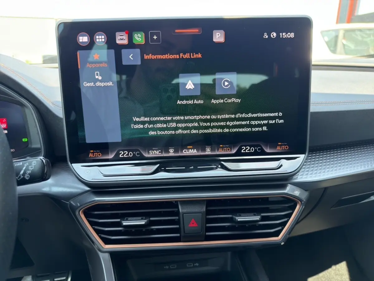 Vue intérieure du tableau de bord du CUPRA Formentor gris foncé, avec écran tactile central affichant Android Auto et Apple CarPlay.