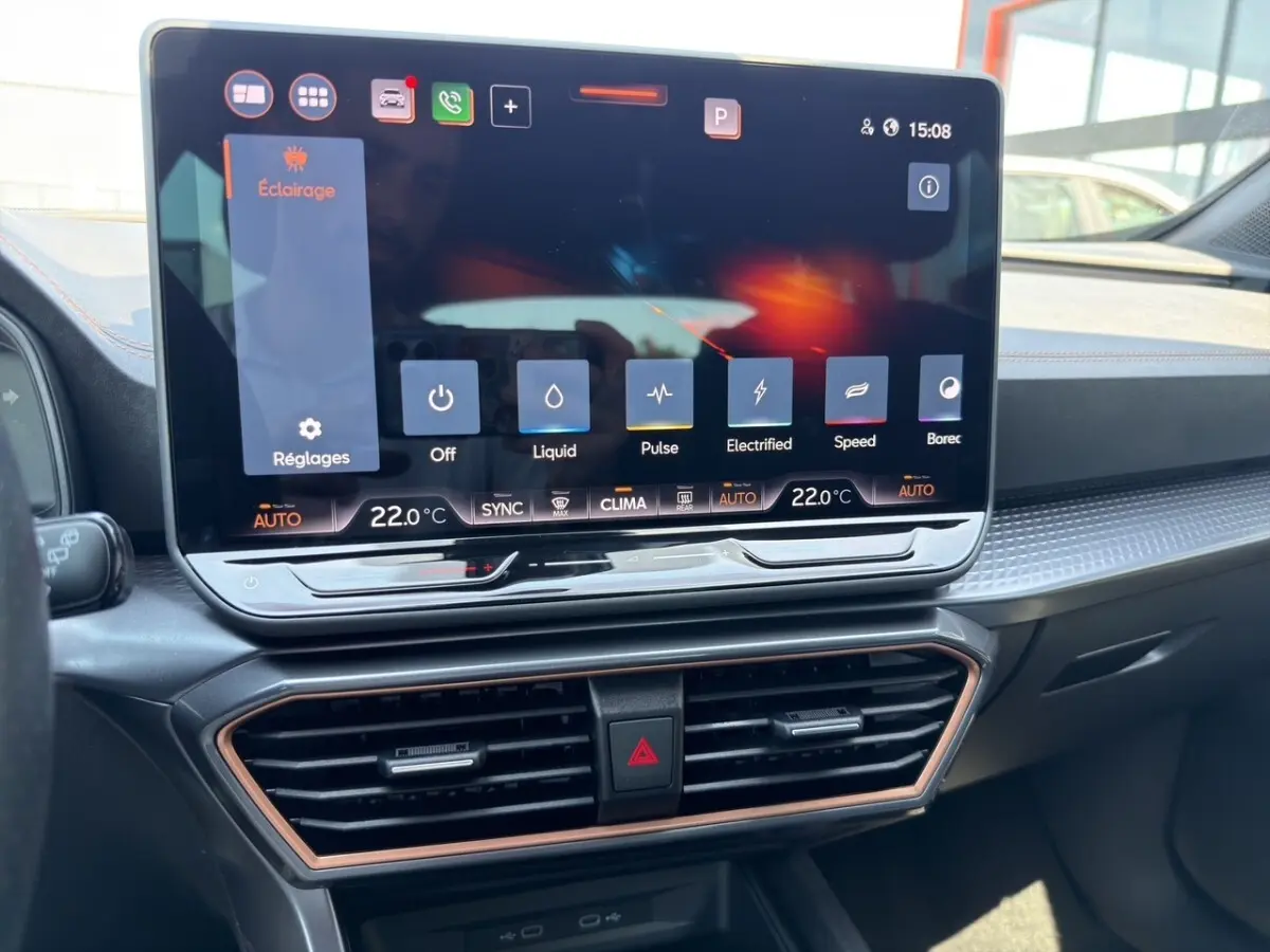 Vue rapprochée de l'écran tactile central et des aérateurs du tableau de bord du CUPRA Formentor gris foncé 2025.