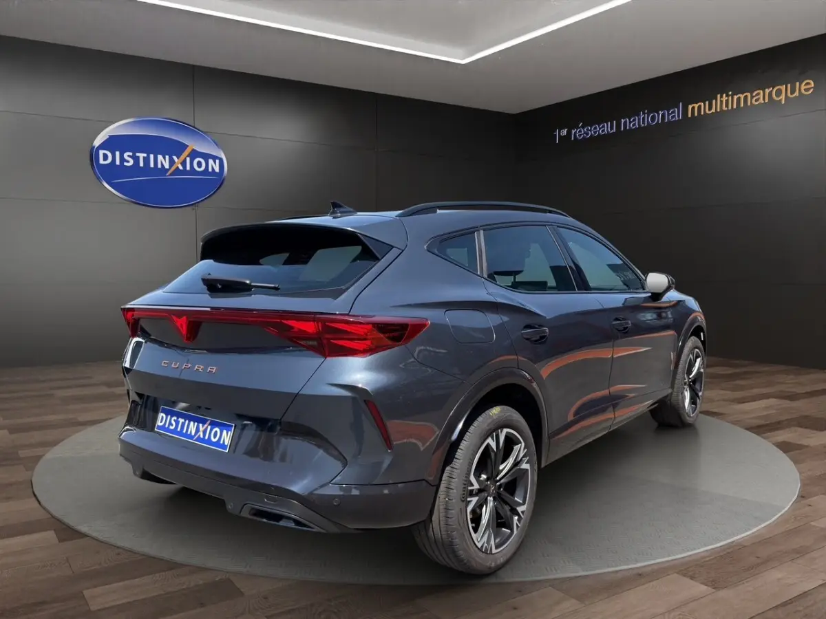 Vue 3/4 arrière droite du CUPRA Formentor gris foncé, avec feux arrière LED et jantes alliage distinctives.