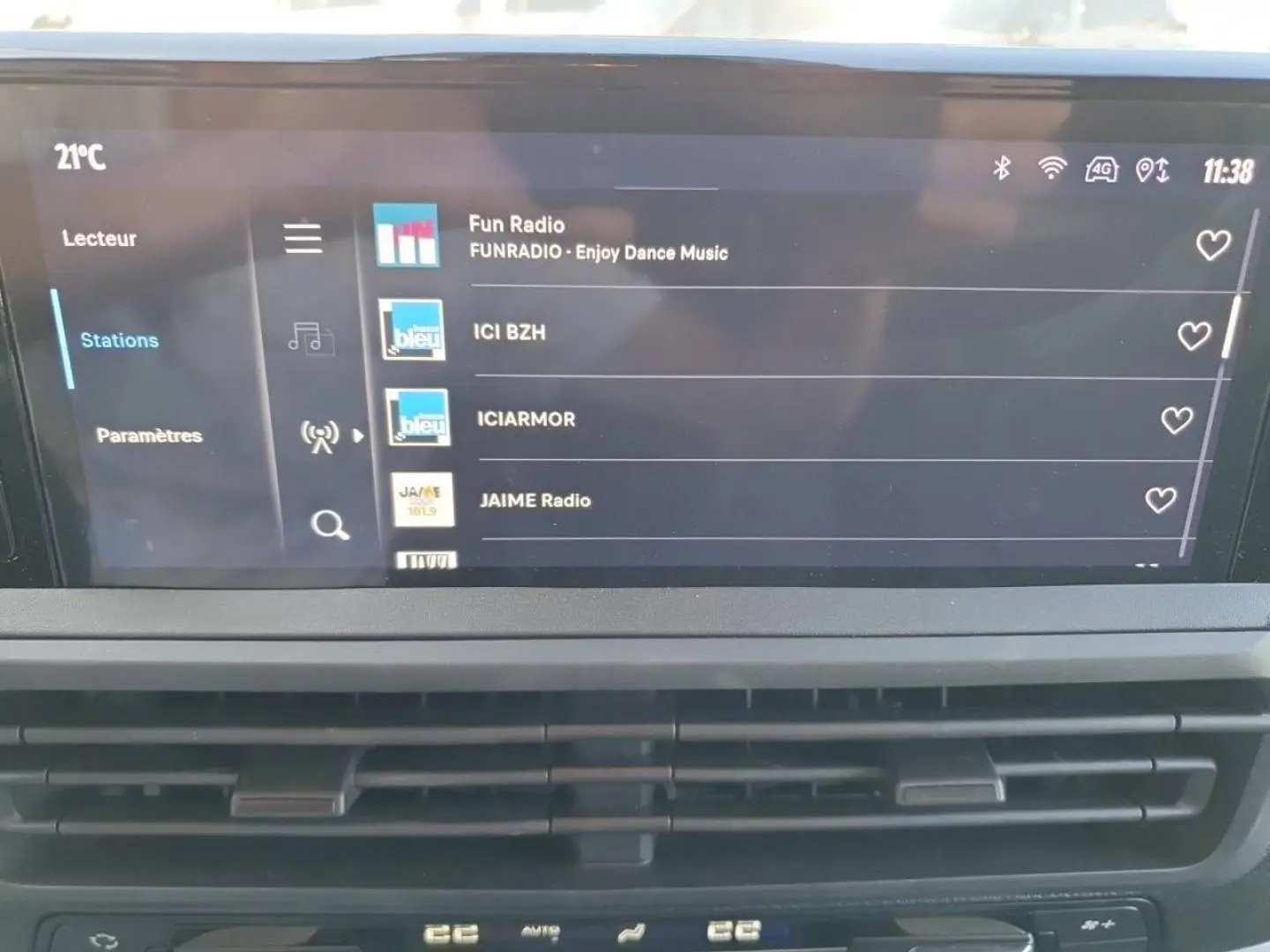Écran multifonction couleur du Toyota Proace Fourgon 2025 affichant les stations radio, avec commandes et ventilation visibles.