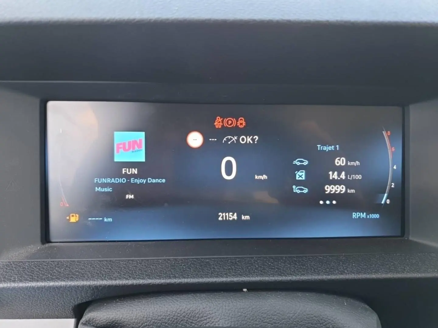 Affichage numérique du tableau de bord du Toyota Proace Fourgon blanc, montrant la vitesse à 0 km/h et les informations de trajet.