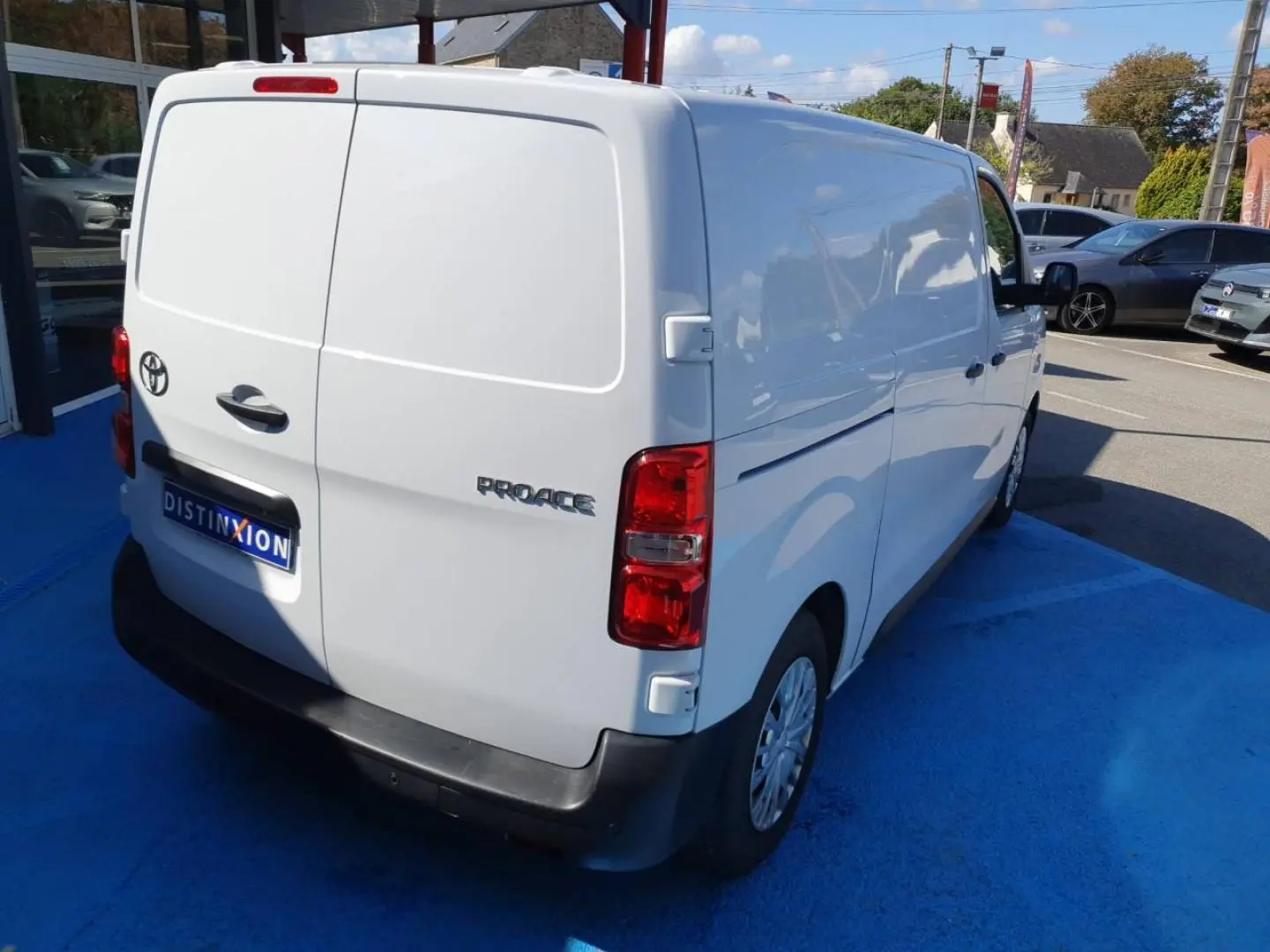 Vue 3/4 arrière droite du Toyota Proace Fourgon blanc Glacier, avec portes arrière fermées et jantes acier.