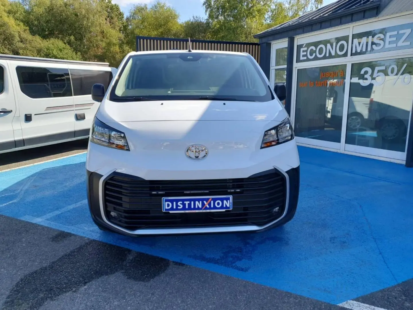 Vue avant d'un Toyota Proace Fourgon blanc Glacier 2025 avec large calandre noire et logo Toyota visible.