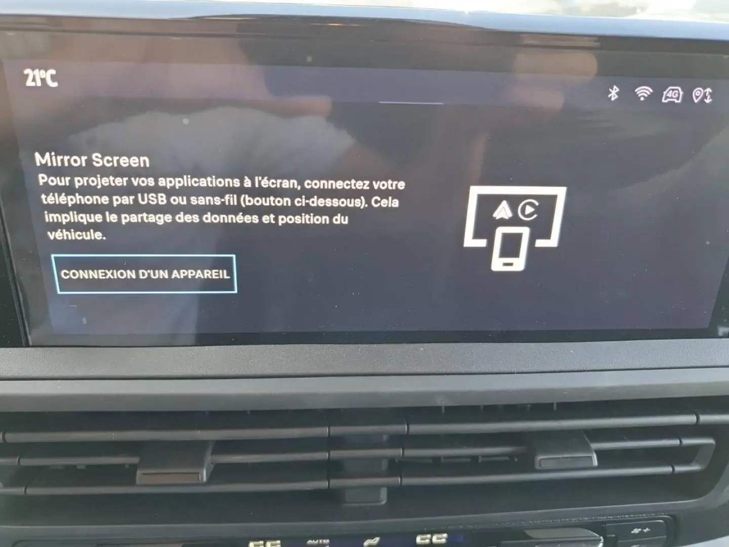 Vue rapprochée de l’écran multifonction du Toyota Proace Fourgon 2025 affichant l’interface Mirror Screen.