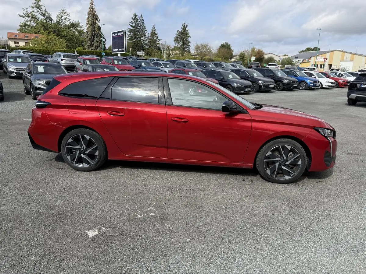 Peugeot 308 SW rouge Elixir vue de profil côté gauche, avec jantes alliage 17 pouces et vitres surteintées.