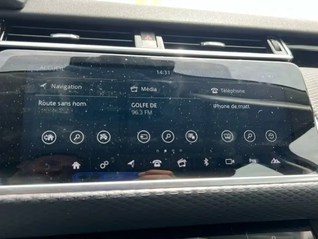 Écran tactile central du tableau de bord du Range Rover Velar 2018, affichant navigation et médias.