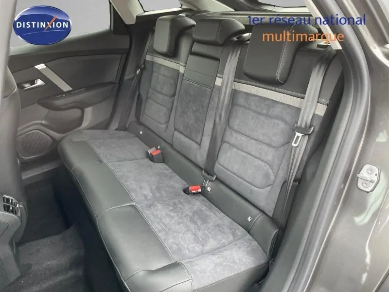 Vue intérieure côté droit de la banquette arrière gris foncé en cuir et tissu sur Citroën C4 hybride 2024