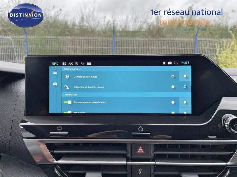 Écran tactile central du tableau de bord de la Citroën C4 gris 2024 affichant les aides à la conduite