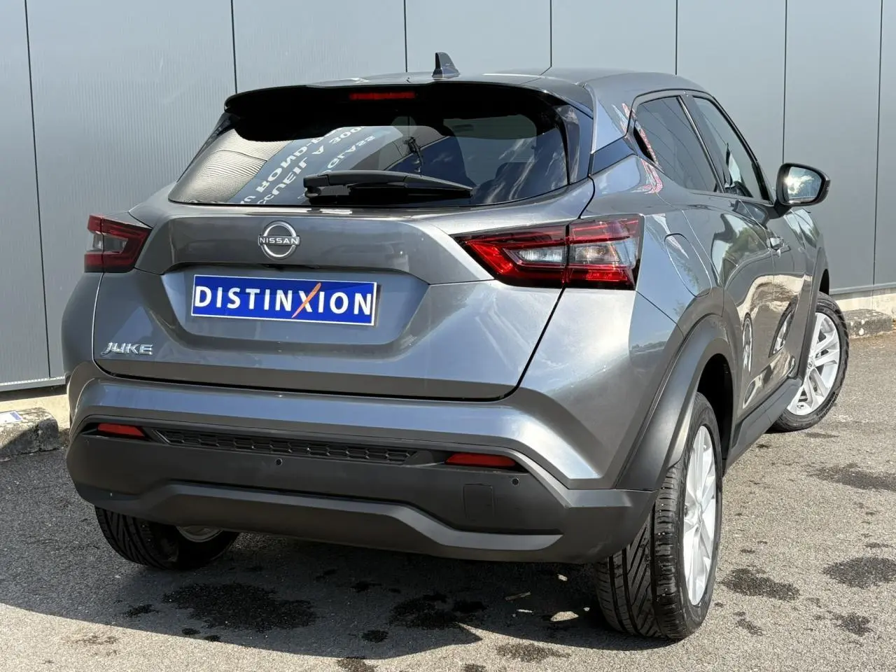 Vue 3/4 arrière droite du Nissan Juke gris Dark Metal avec feux LED et jantes alliage 17 pouces.