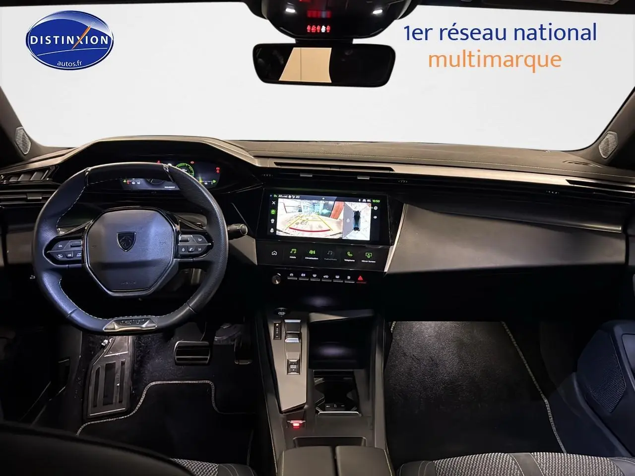 Intérieur avant de la Peugeot 408 Hybrid gris sélénite, tableau de bord moderne avec écran tactile et volant cuir multifonctions.
