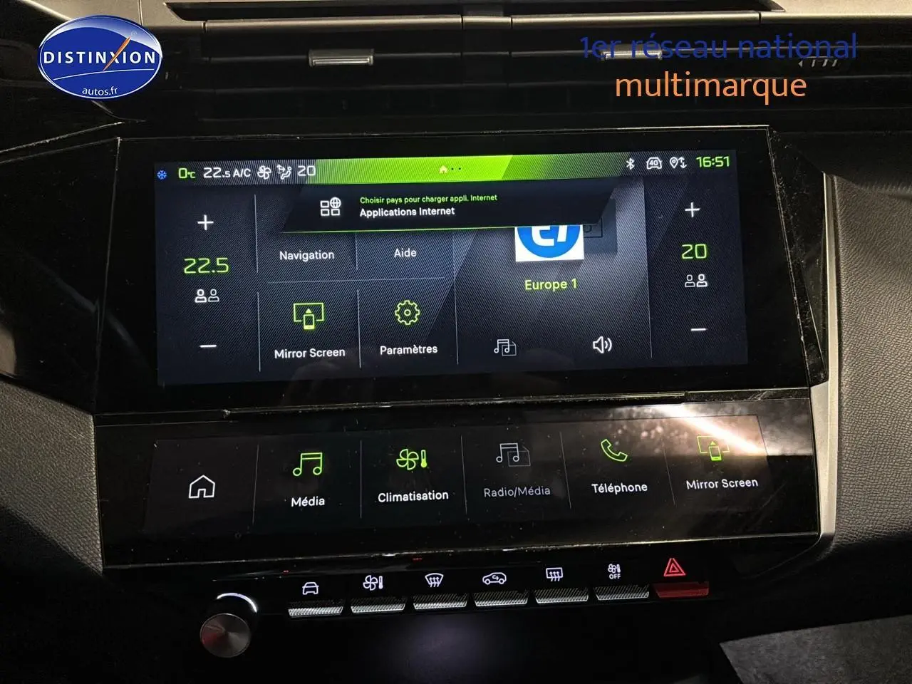 Vue rapprochée de l’écran tactile central et des commandes multimédia du Peugeot 408 Hybrid gris Sellenium e.