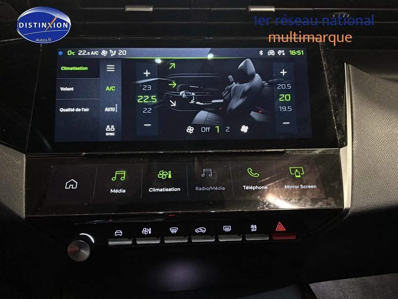 Écran tactile central de la Peugeot 408 Hybrid gris sellenium, affichant les réglages de climatisation bi-zone.