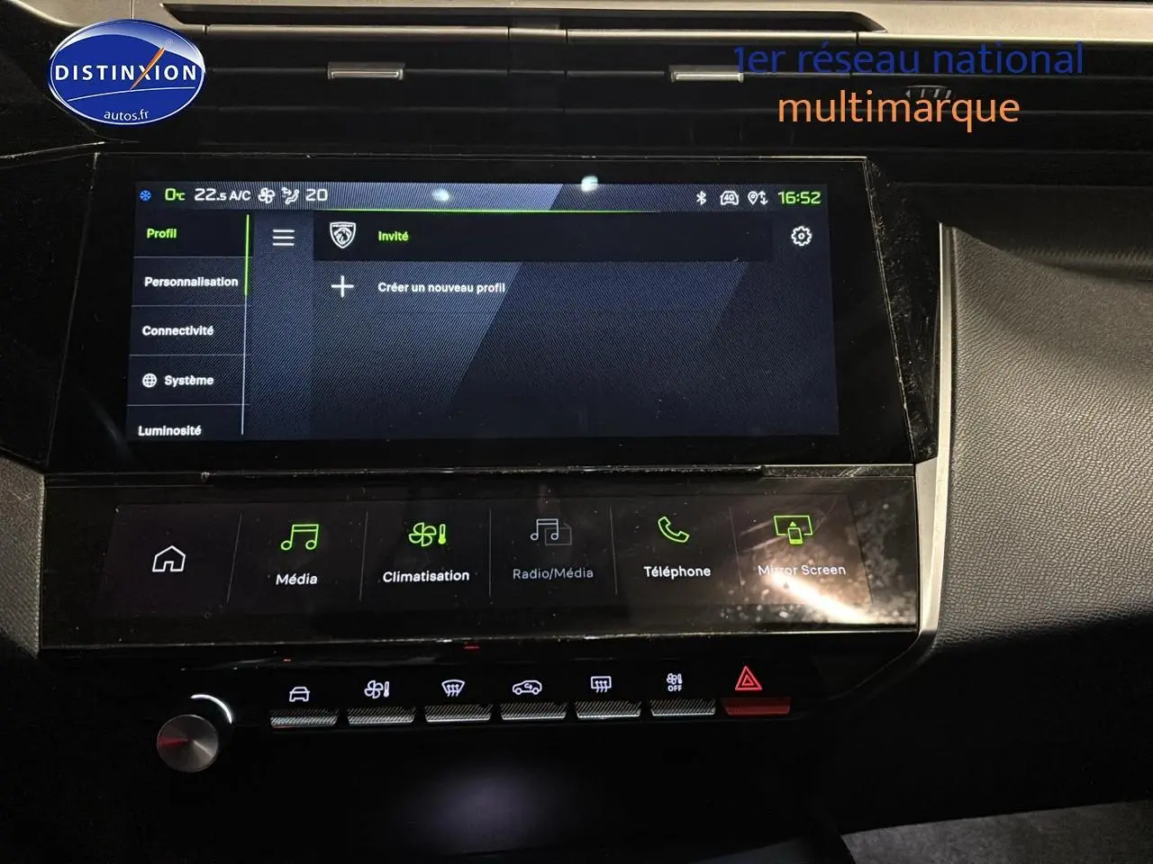 Écran tactile central de la Peugeot 408 Hybrid gris sélénite, vue rapprochée du tableau de bord moderne.