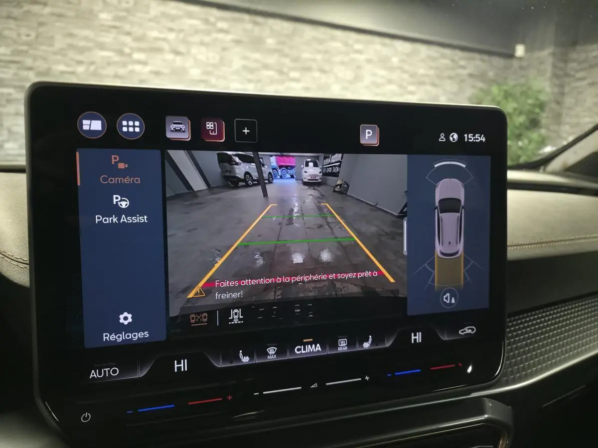 Écran tactile intérieur montrant l’aide au stationnement avec vue caméra arrière du CUPRA Formentor noir.