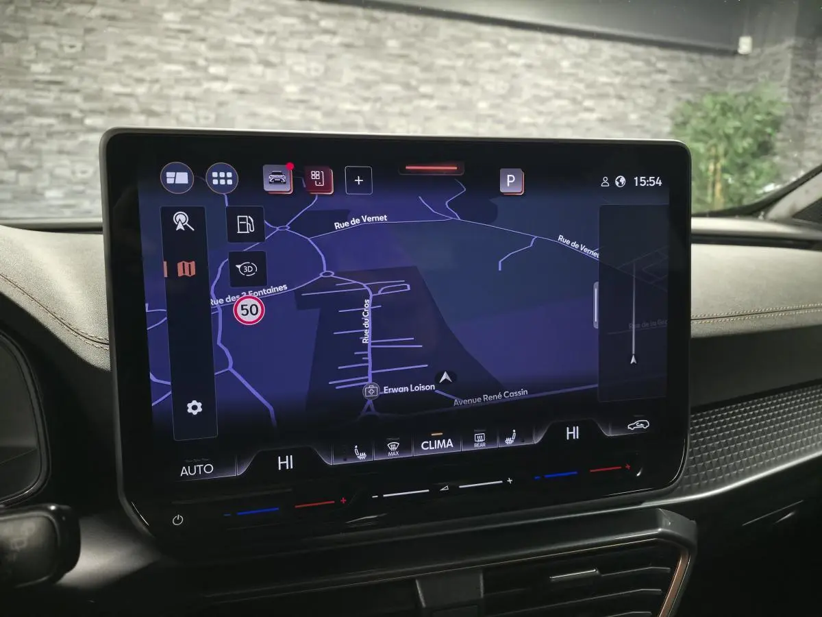 Écran tactile HD 12,9'' du système de navigation du CUPRA Formentor noir, vue intérieure avant.