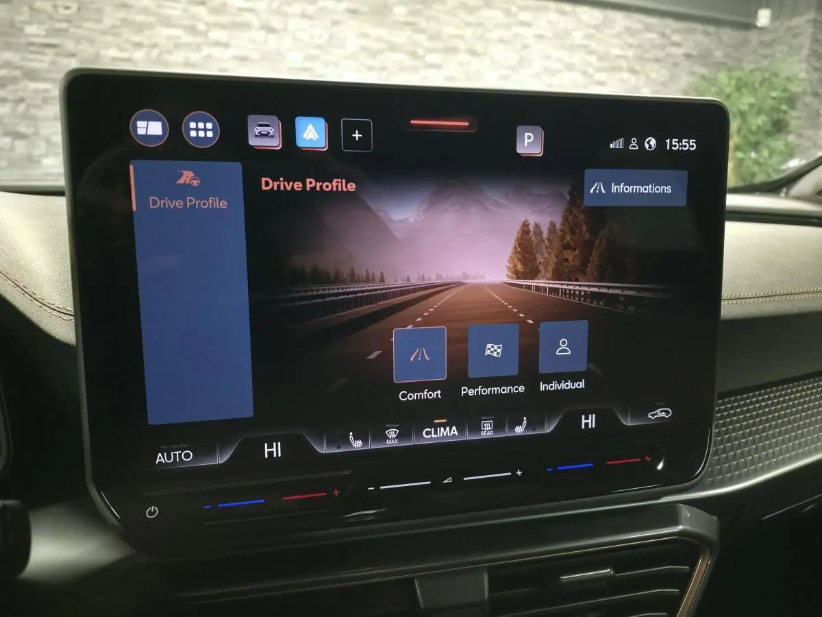 Écran tactile central du tableau de bord du CUPRA Formentor 2025, affichant les modes de conduite.