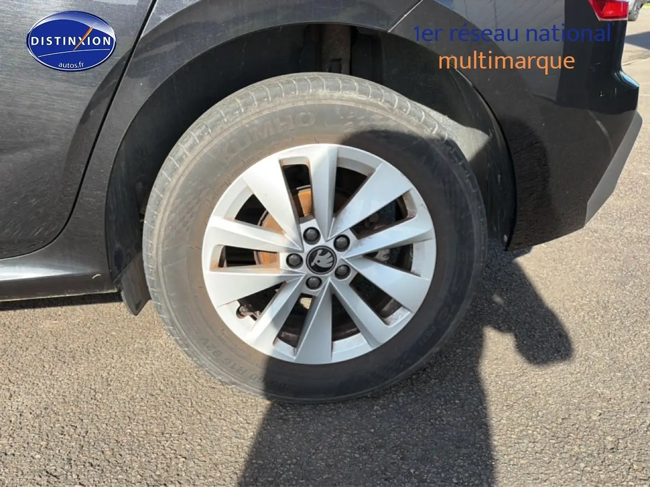 Gros plan sur la roue arrière droite d'une Skoda Kamiq noire avec jante alu à rayons larges.