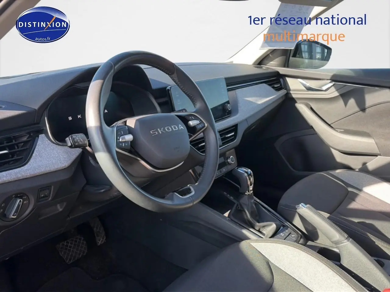 Intérieur de Skoda Kamiq 2025 vu côté conducteur, volant cuir multifonction et tableau de bord moderne gris et noir.