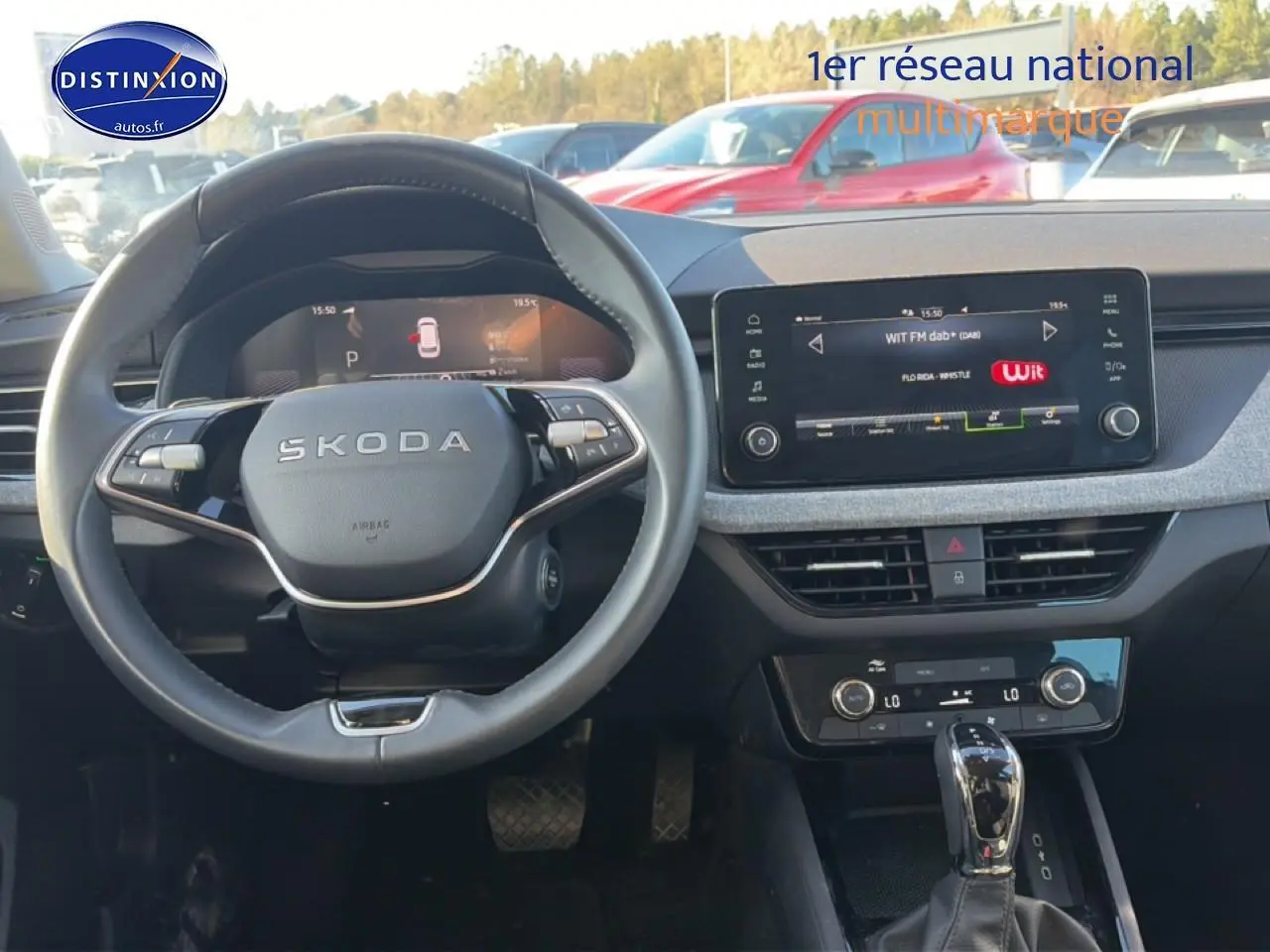 Vue intérieure du tableau de bord et volant cuir multifonction Skoda Kamiq 2025 avec écran tactile et levier de boîte auto.