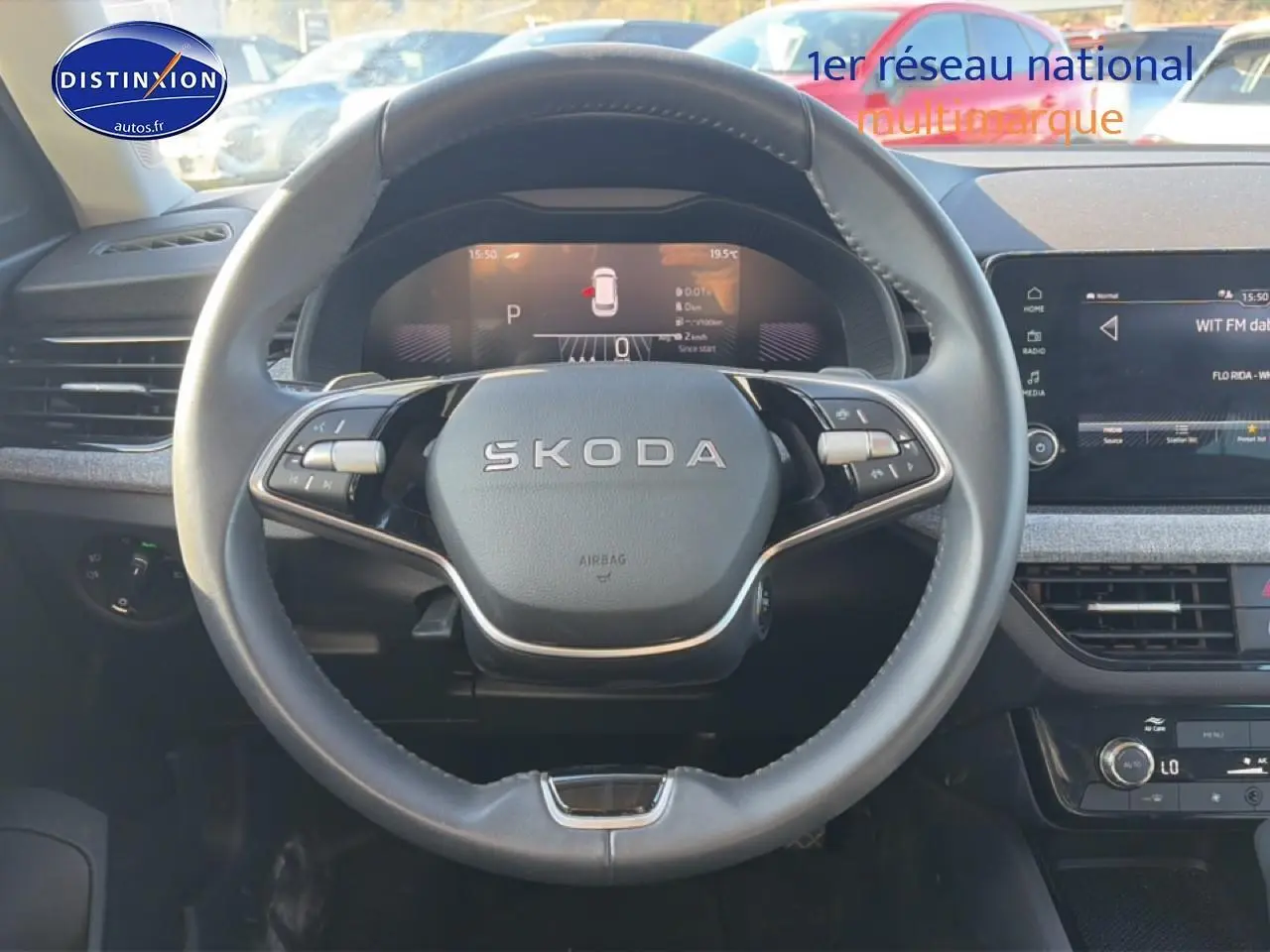 Vue frontale du volant cuir noir et tableau de bord numérique du Skoda Kamiq 2025 essence finition Selection DSG7.