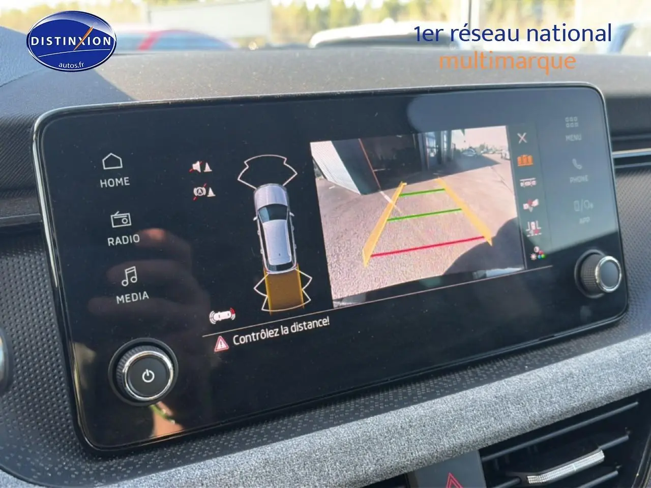 Écran tactile intérieur du Skoda Kamiq 2025 montrant la caméra de recul avec alertes de distance.