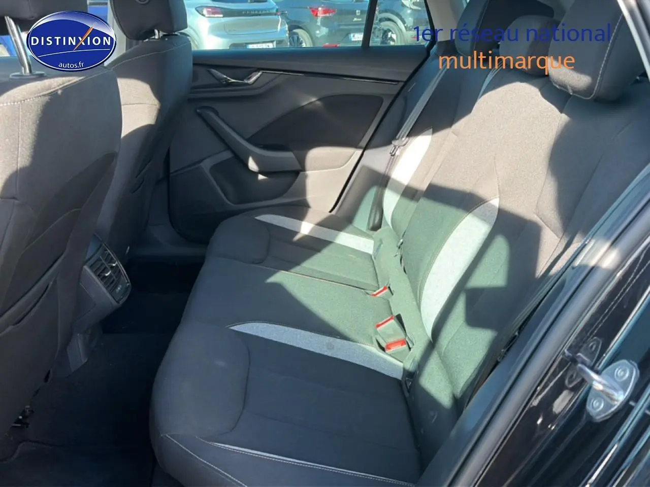 Vue intérieure côté droit montrant la banquette arrière noire et grise du Skoda Kamiq 2025 avec porte ouverte.
