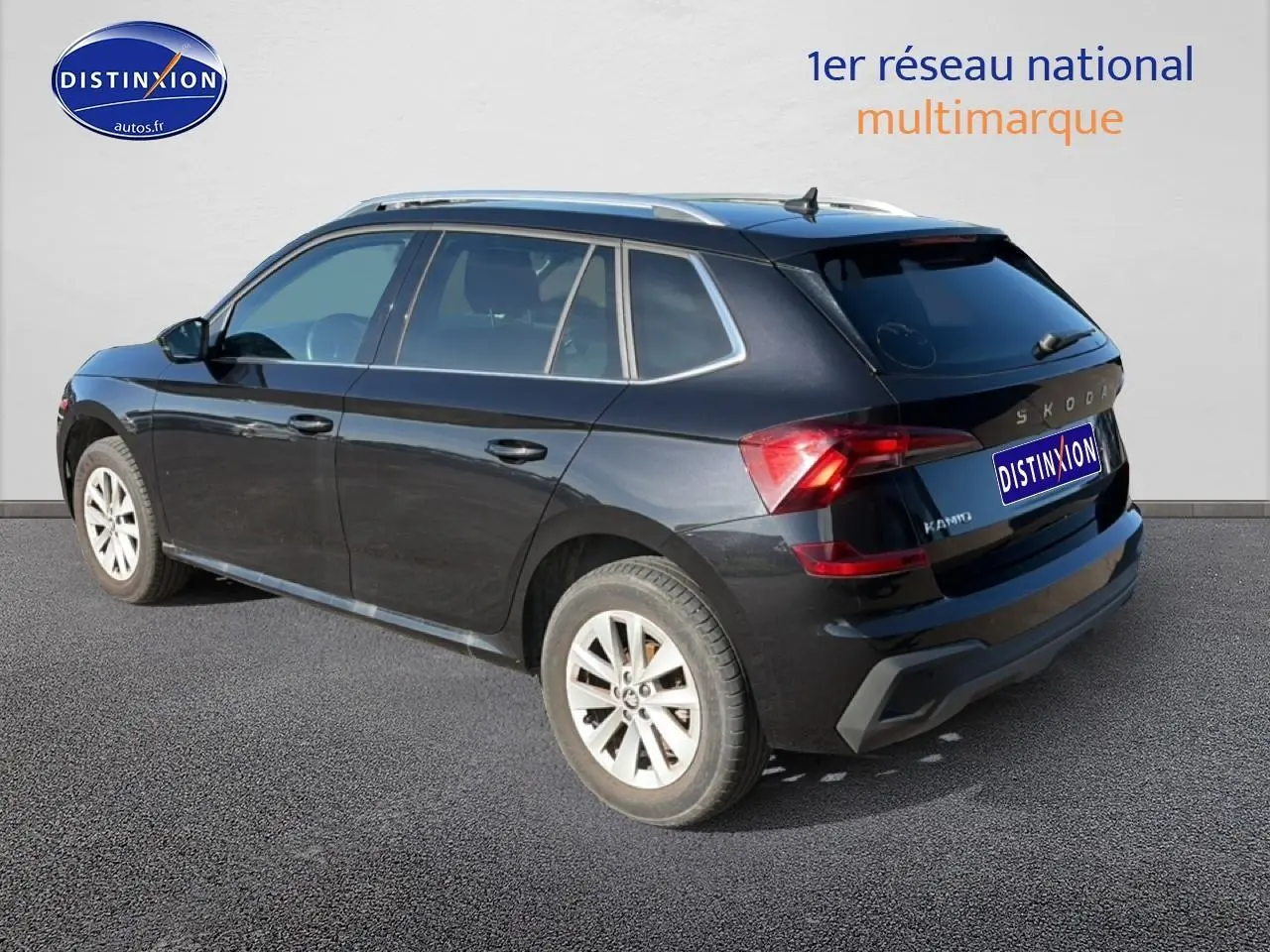 Vue 3/4 arrière droite d’un Skoda Kamiq noir 2025 avec jantes alu et barres de toit visibles.