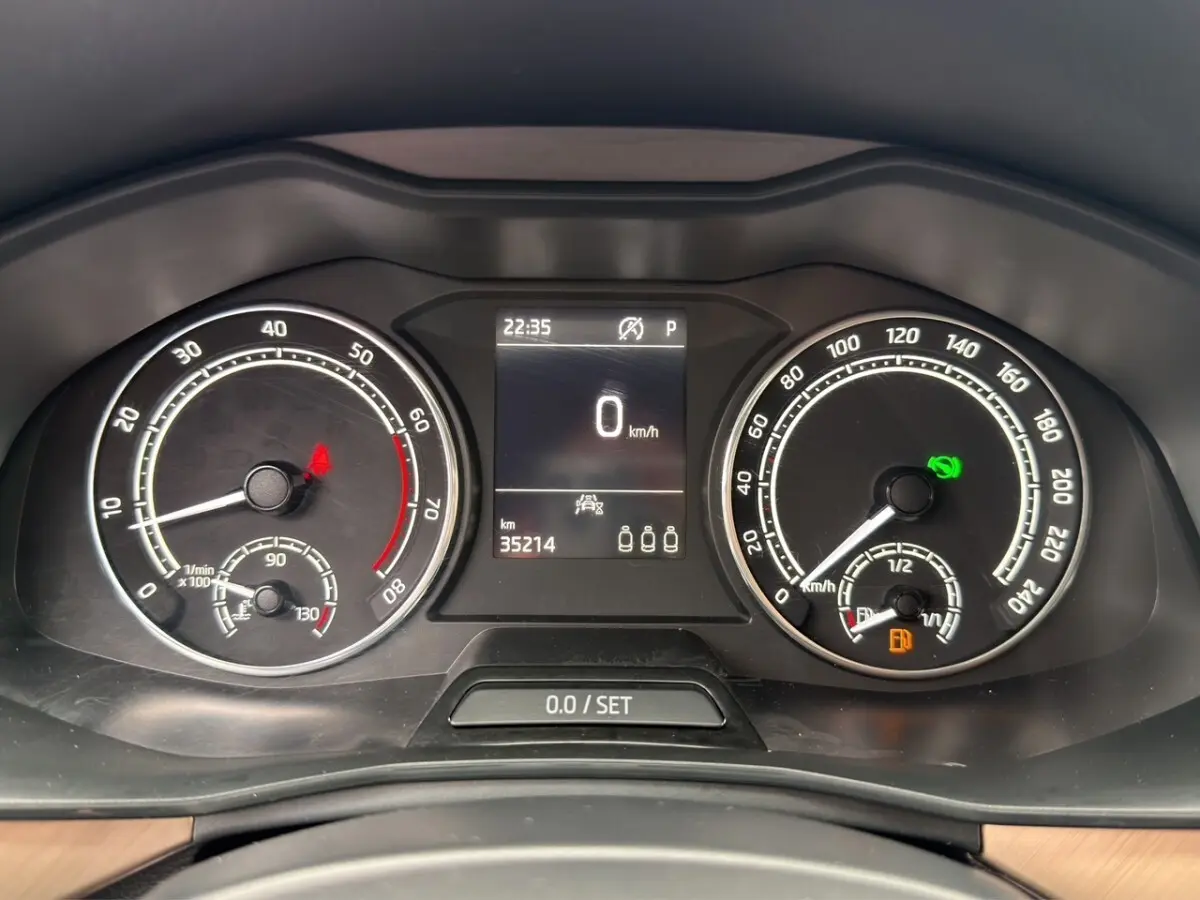 Vue rapprochée du combiné d'instruments digital et analogique du Skoda Kamiq 2023, affichage multifonctions allumé.