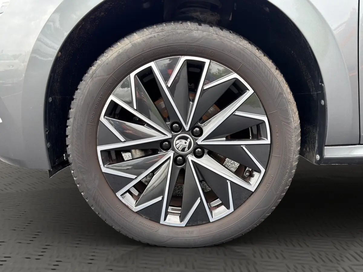 Gros plan sur la jante bi-ton noire et argentée du côté gauche d'un Skoda Kamiq gris foncé 2023.