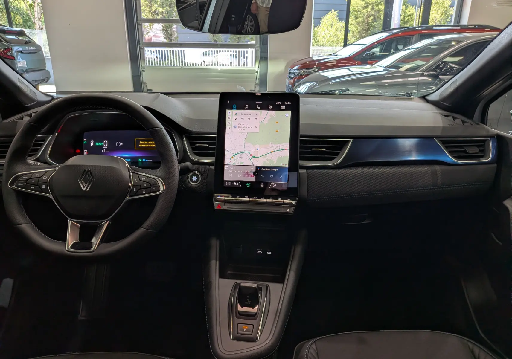 Vue intérieure frontale du tableau de bord du Renault Captur E-TECH 2026 avec écran tactile vertical et volant multifonction.