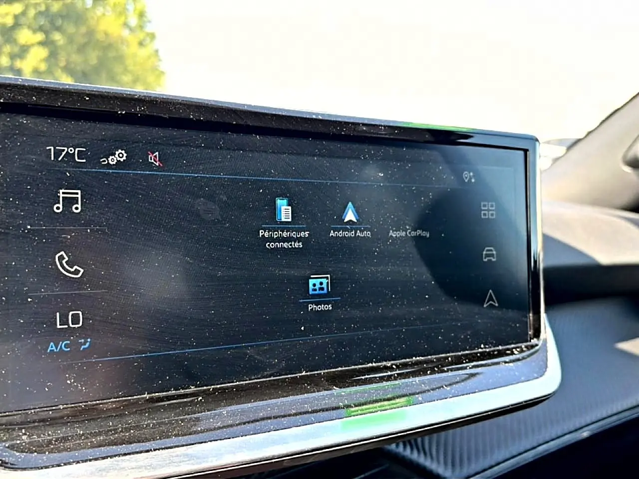 Écran tactile multifonction intérieur du Peugeot 2008 1.2 100 style, affichant connectivité Android Auto et Apple CarPlay.