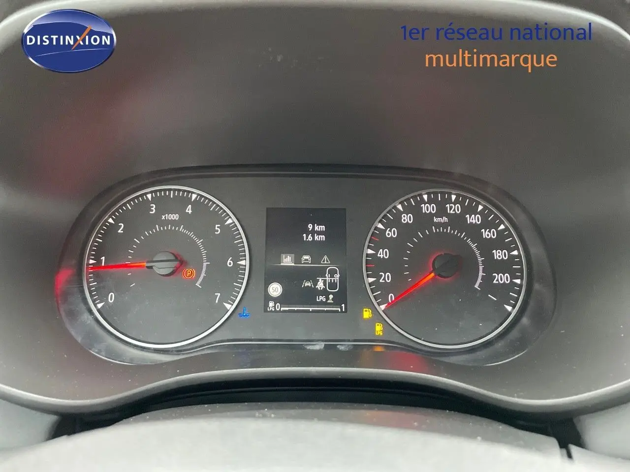 Vue rapprochée du tableau de bord du Dacia Jogger noir nacré, affichant compte-tours, vitesse et écran multifonction.