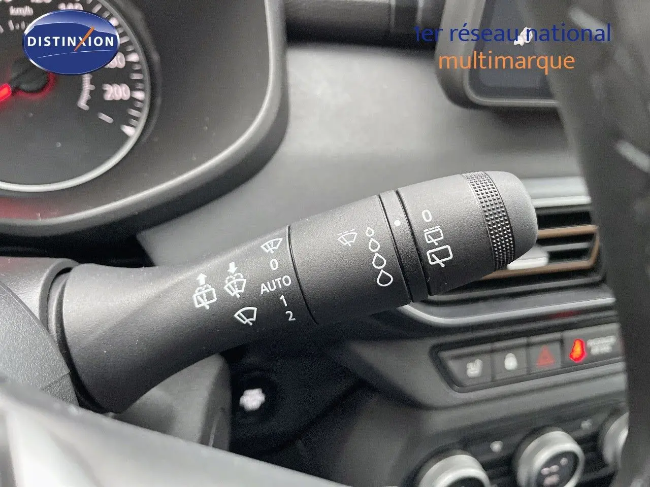 Gros plan sur la commande des essuie-glaces dans l'habitacle noir du Dacia Jogger 2024.