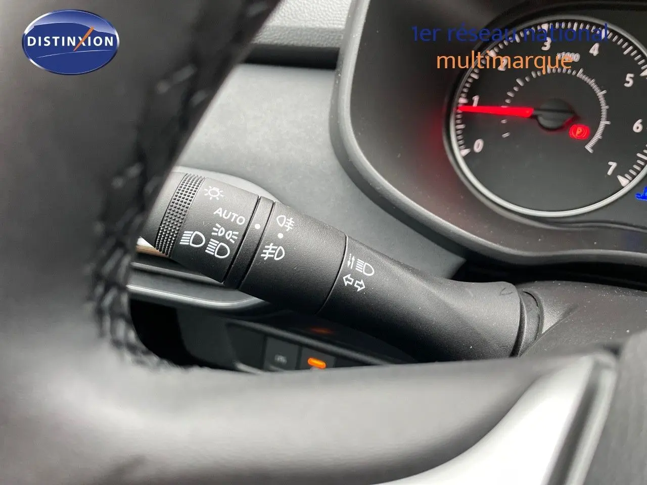 Gros plan sur la commande des phares et clignotants du tableau de bord du Dacia Jogger noir nacré 2024.